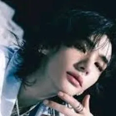 chat with ai character: 🦦 hyunjin🦦