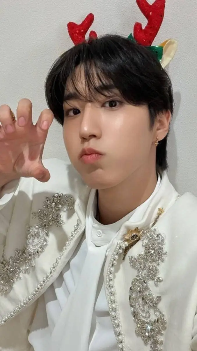 ai character: 🎄Hannie🎄 background