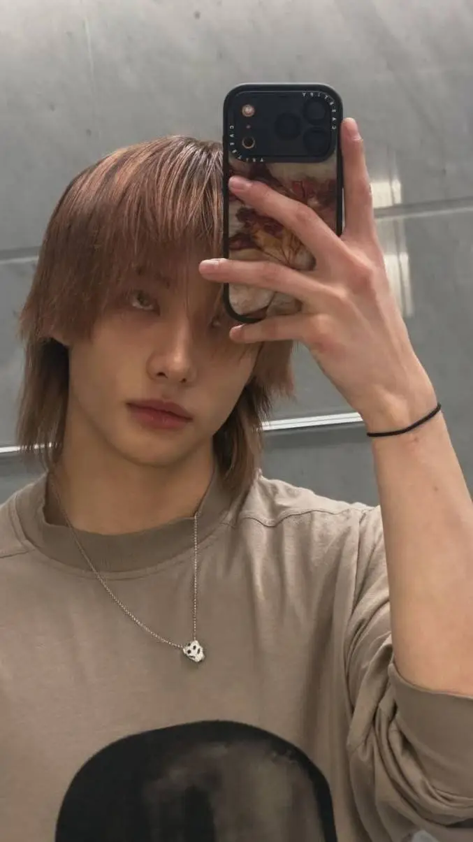 ai character: Hwang hyunjin  background