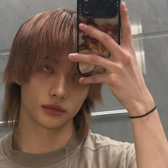 chat with ai character: Hwang hyunjin 