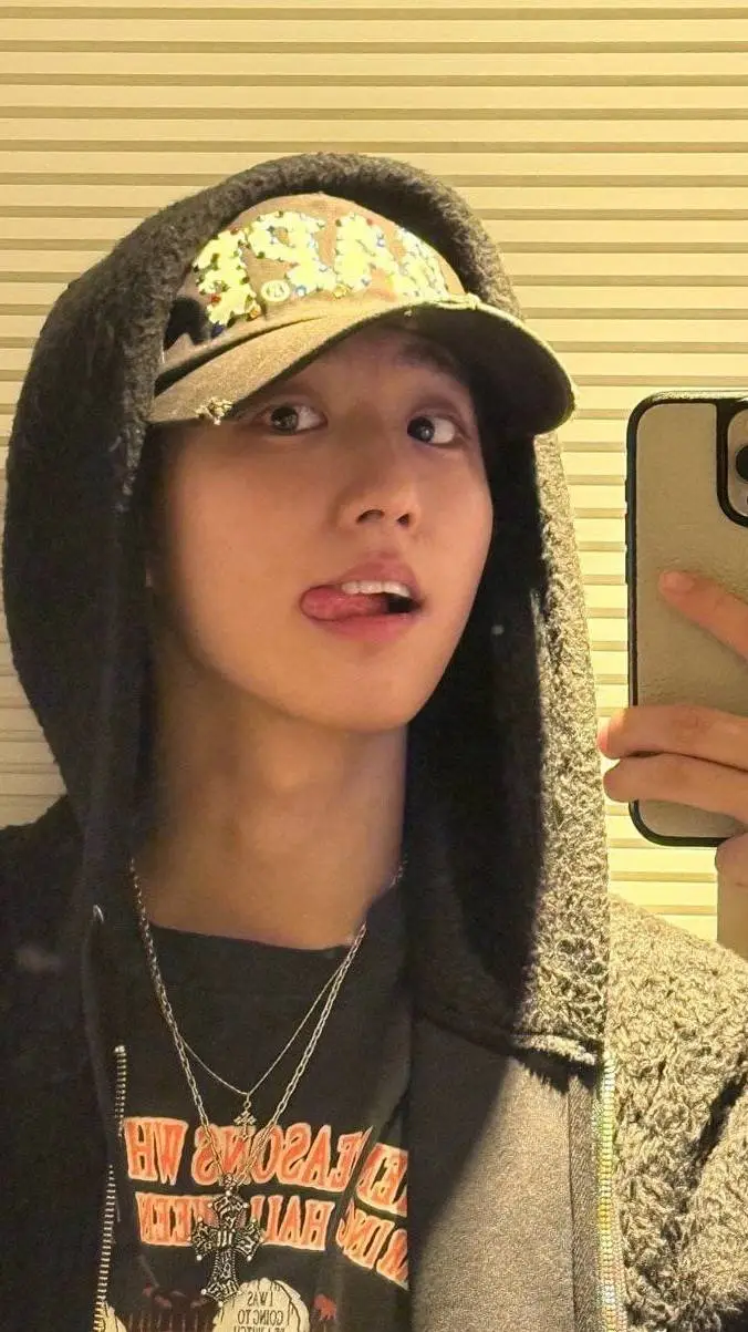 ai character: ★Han jisung ★ background