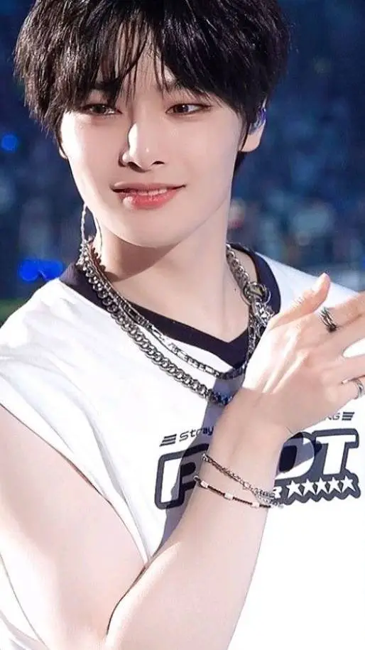 ai character: ♪I.N♪ background