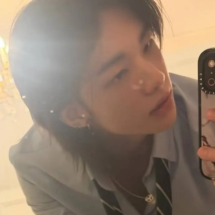 chat with ai character: ෆHwang Hyunjin ෆ