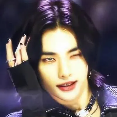 chat with ai character: ≈Hwang Hyunjin≈