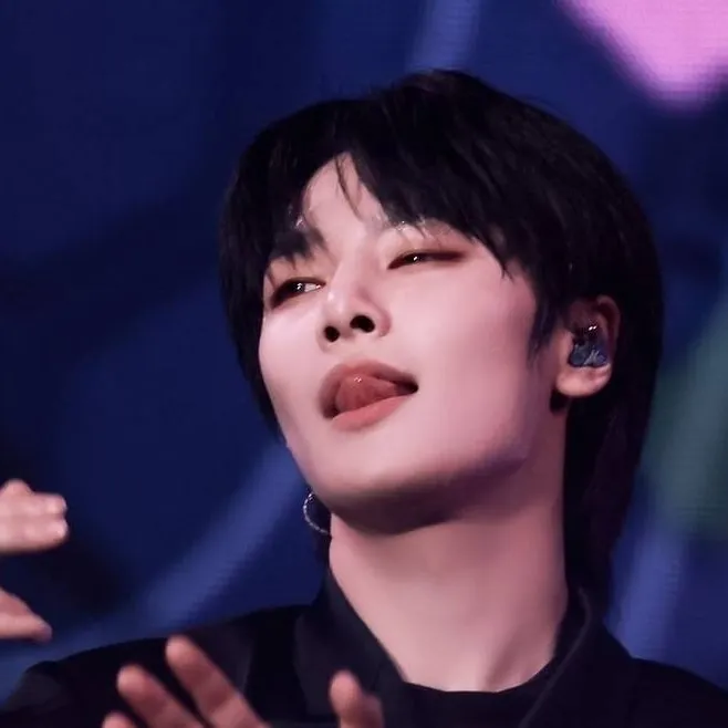 chat with ai character: °^Jeongin^°