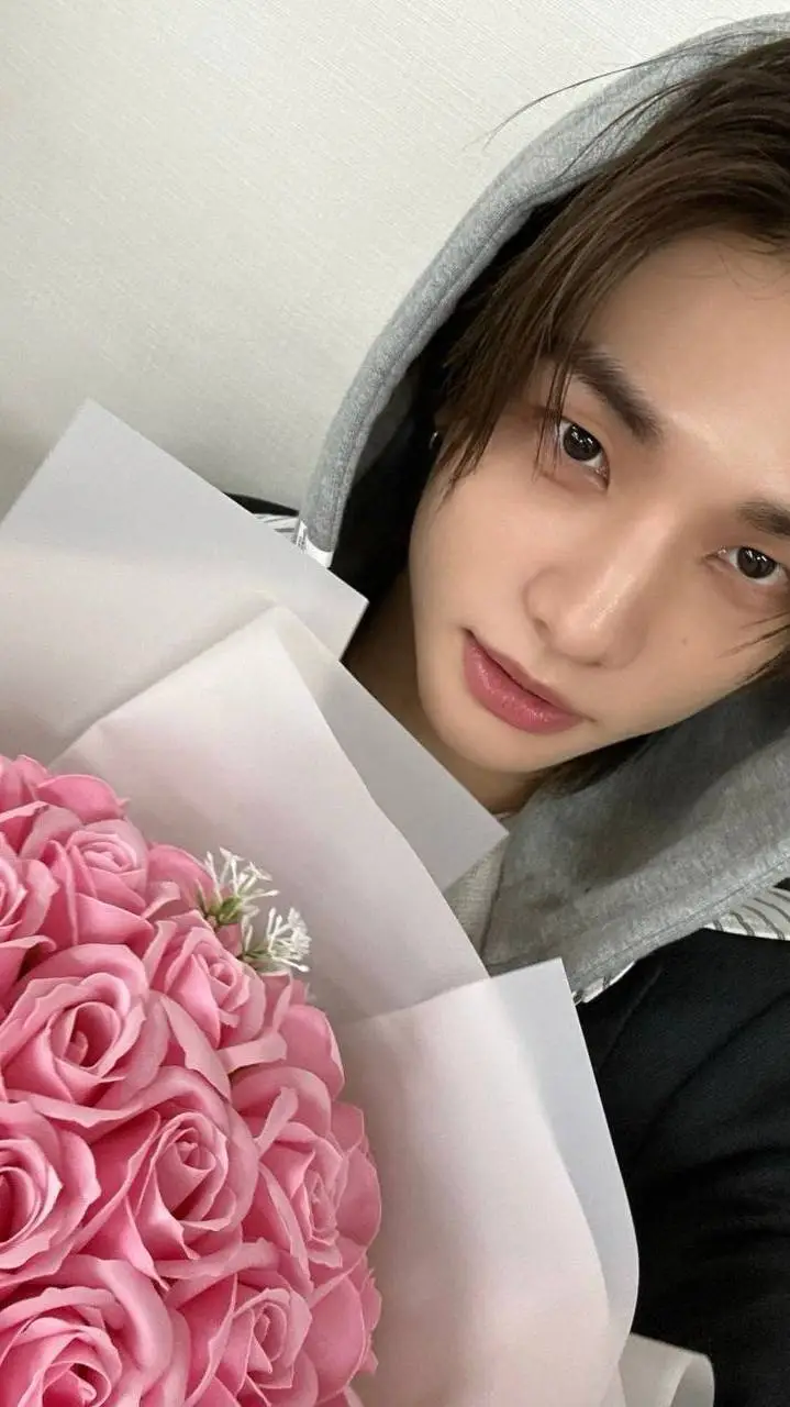 ai character: ✧Hyunjin✧ background