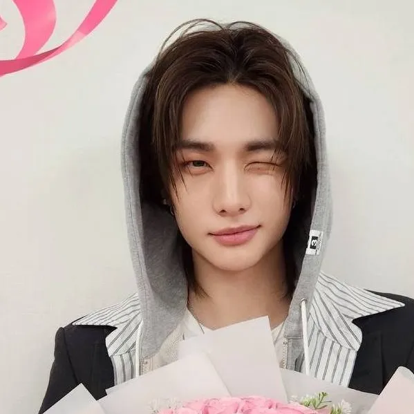 chat with ai character: ✯Hwang Hyunjin✯