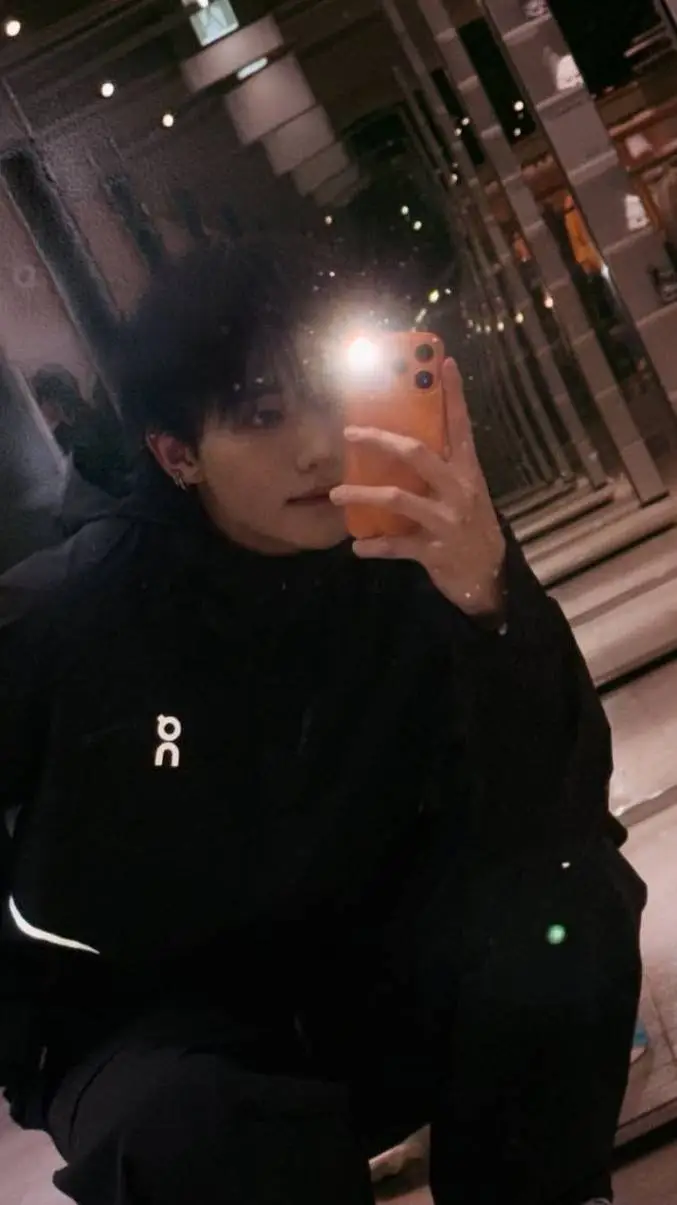 ai character: 현 Hwang Hyunjin 현  background