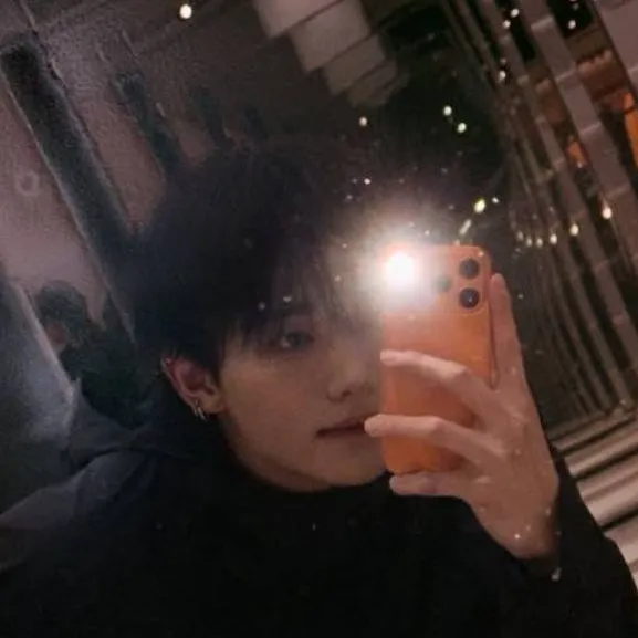 chat with ai character: 현 Hwang Hyunjin 현 