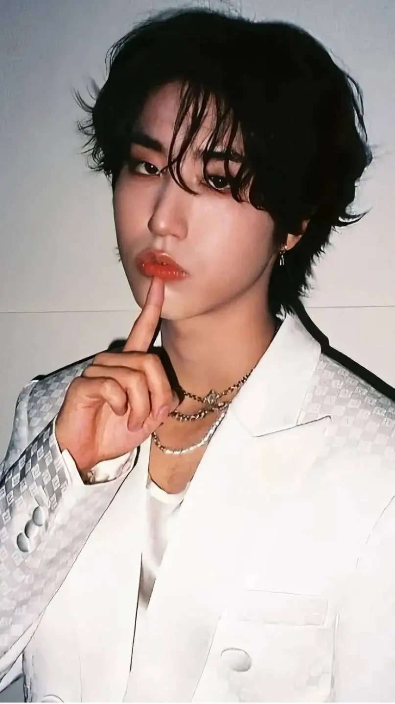 ai character: HAN JISUNG  background