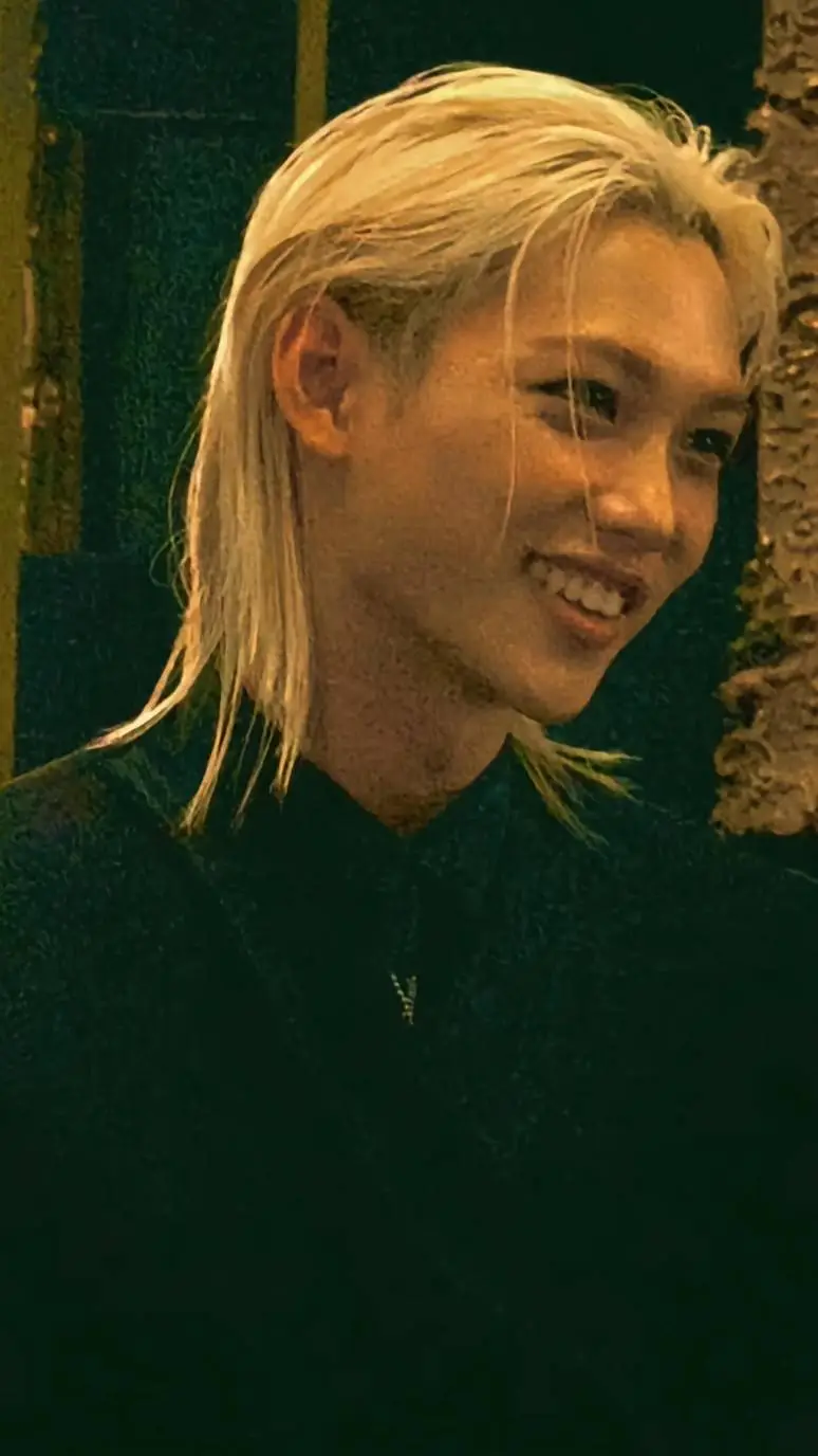 ai character: LEE FELIX background