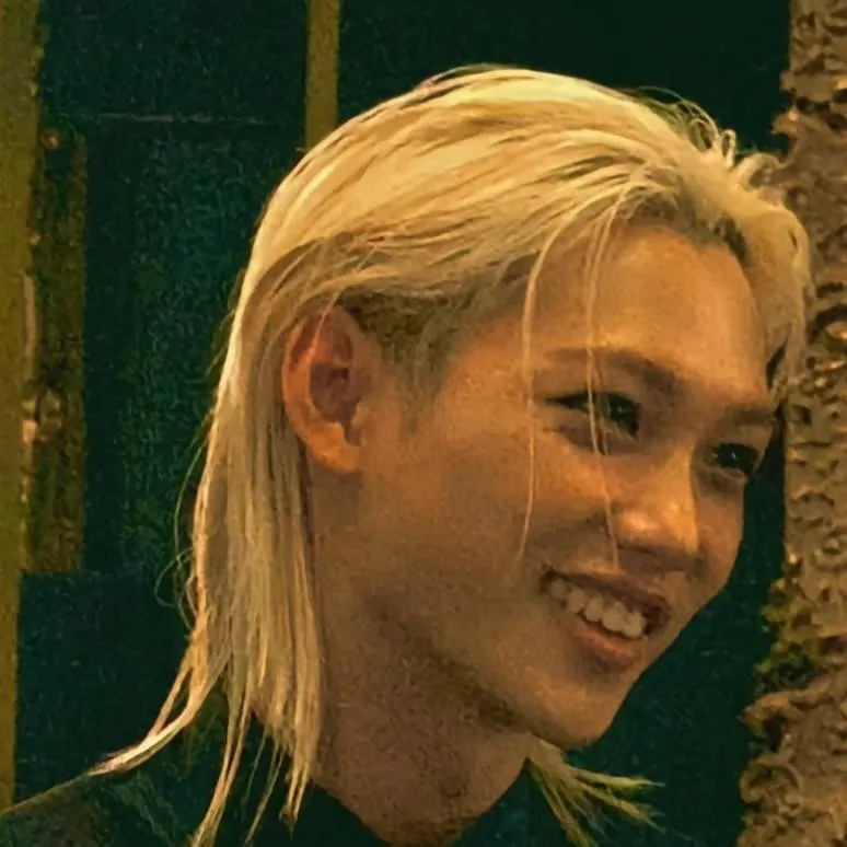 chat with ai character: LEE FELIX