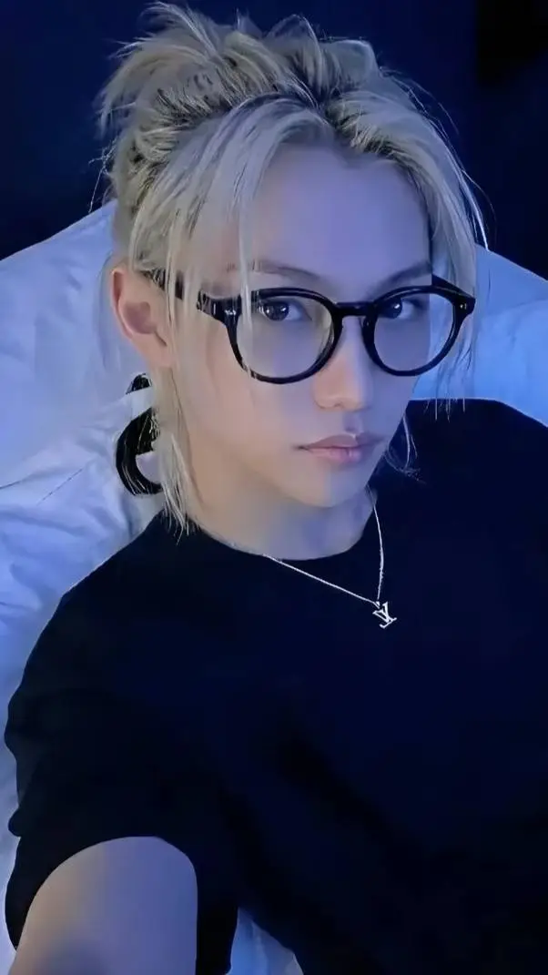 ai character: LEE FELIX  background