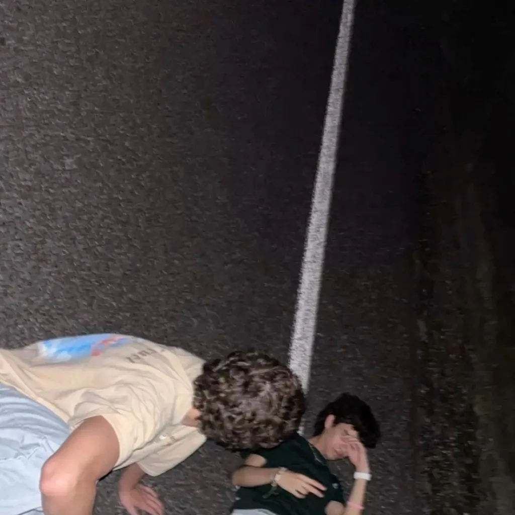 chat with ai character: Friend group