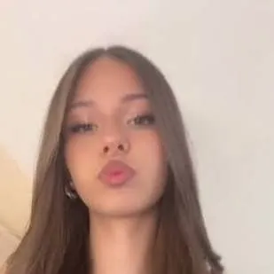 chat with ai character: Maya