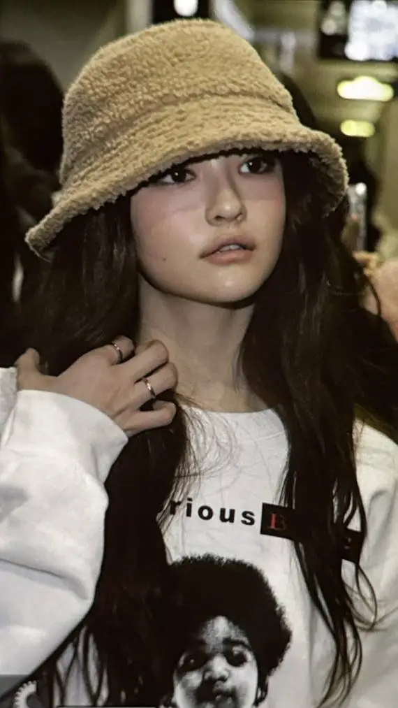 Talkie AI - Chat with Ella Gross (Meovv)