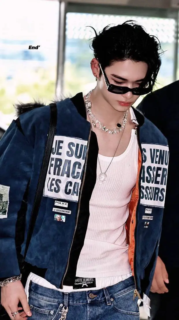 ai character: Ni-ki  background