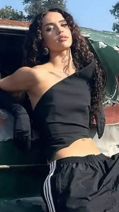 ai character: Daniela Avanzini  background