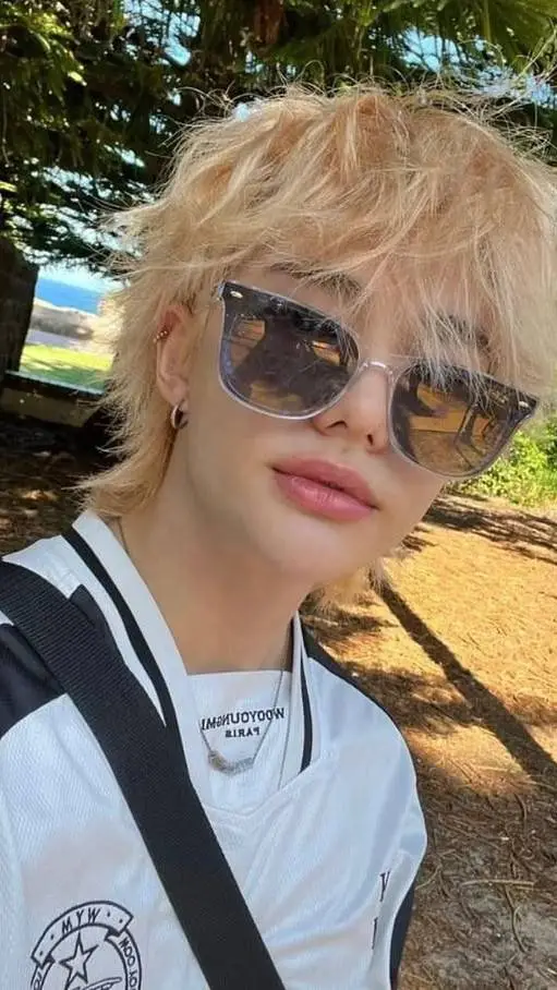 ai character: Hyunjin  background