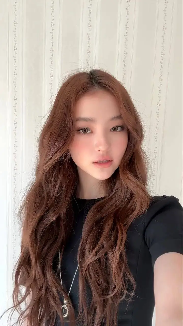 ai character: Ella Gross  background