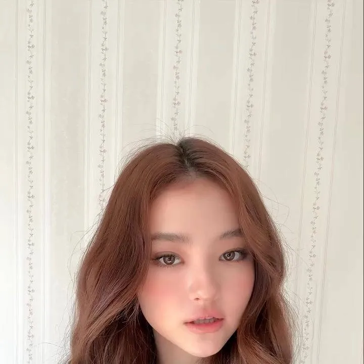 chat with ai character: Ella Gross 