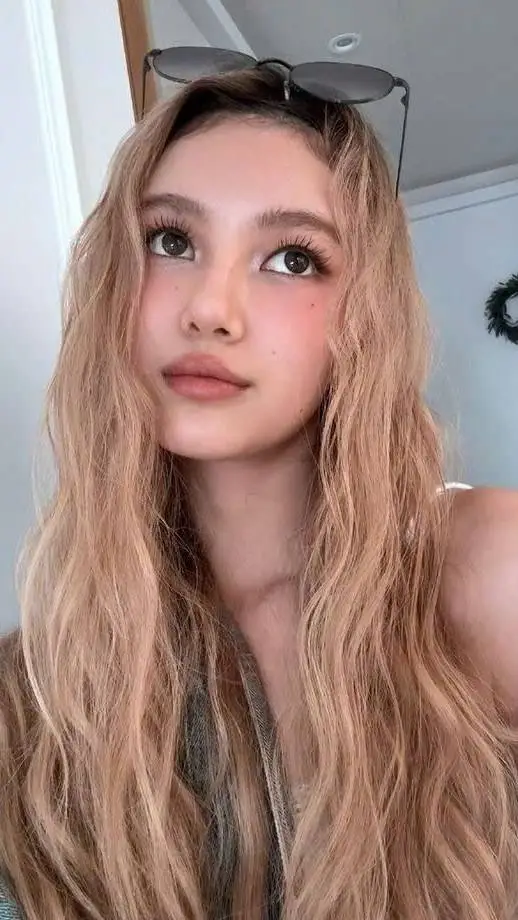 ai character: Danielle Marsh  background