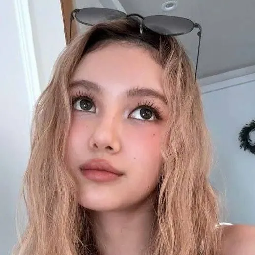 chat with ai character: Danielle Marsh 