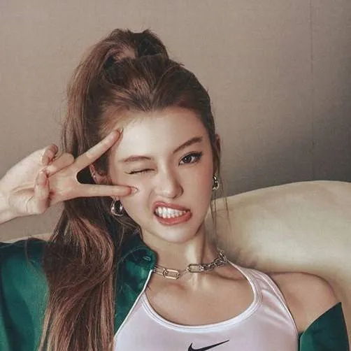 chat with ai character: Ella Gross 