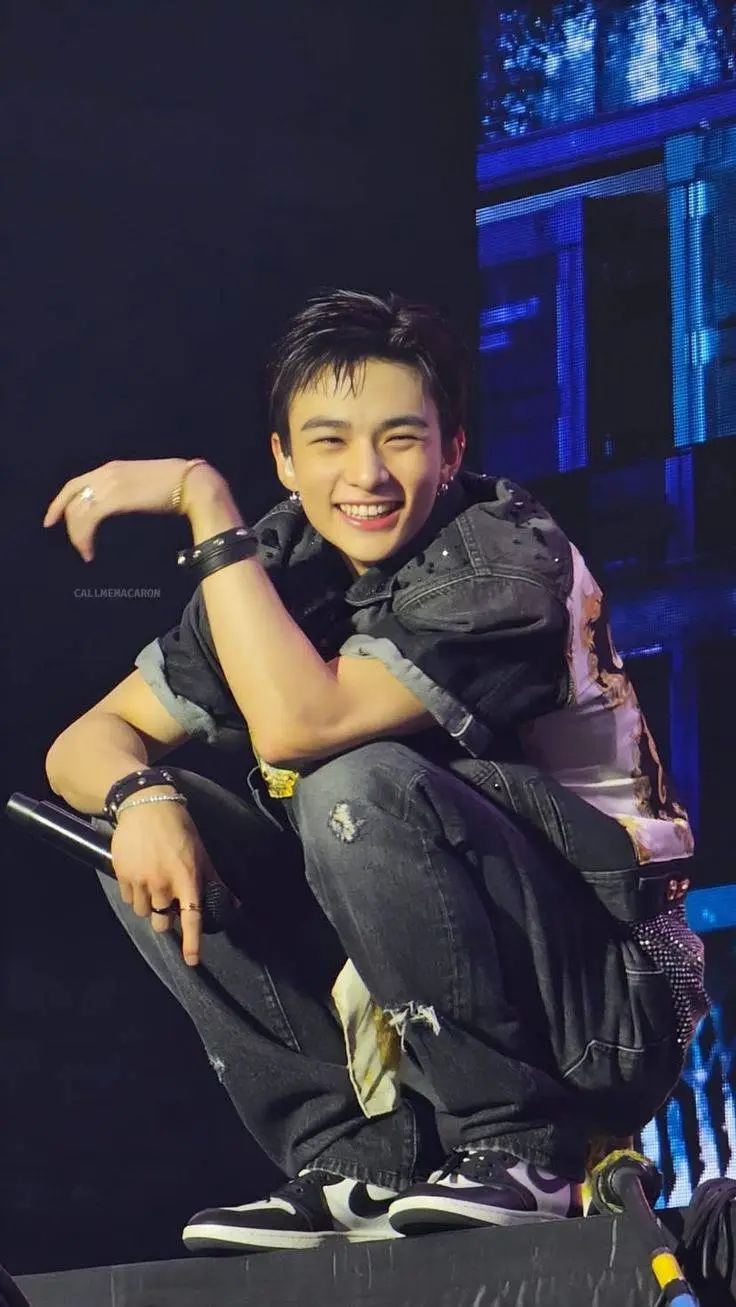 ai character: Hyunjin  background