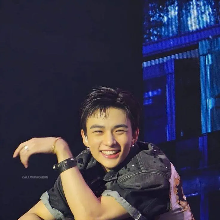 chat with ai character: Hyunjin 