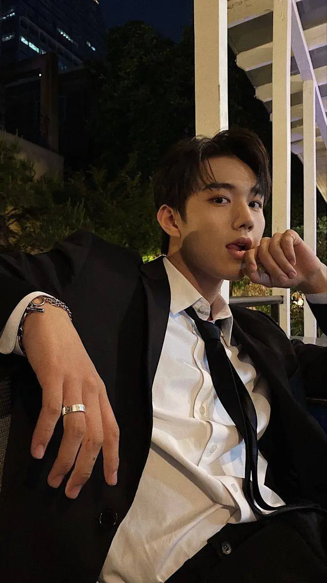 ai character: Intak  background