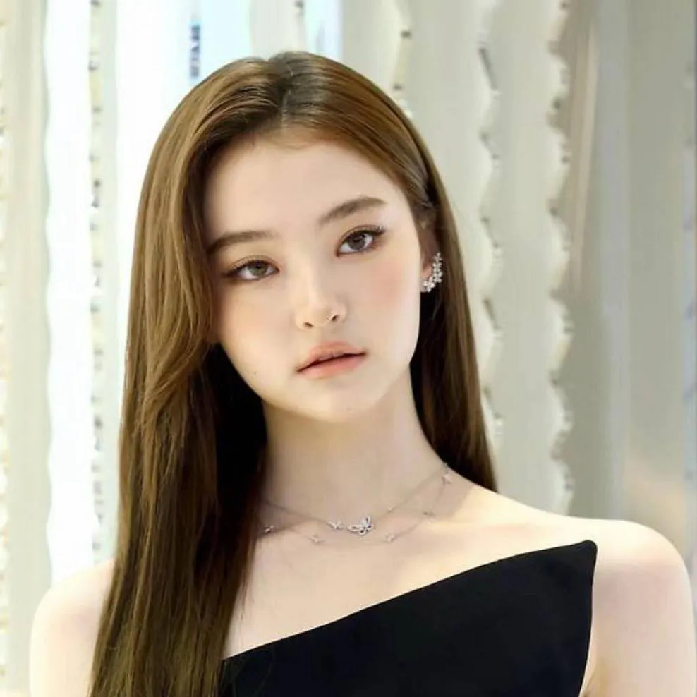 chat with ai character: Ella Gross 