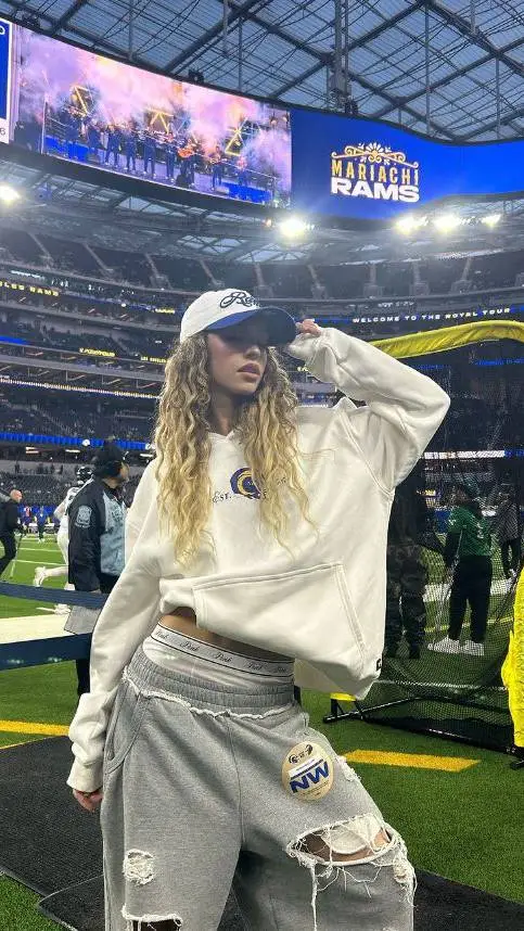 ai character: Daniela Avanzini  background