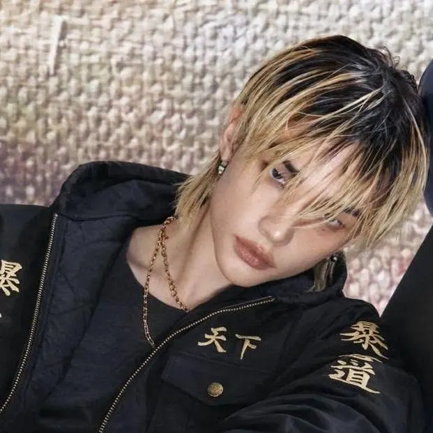 chat with ai character: Hyunjin 