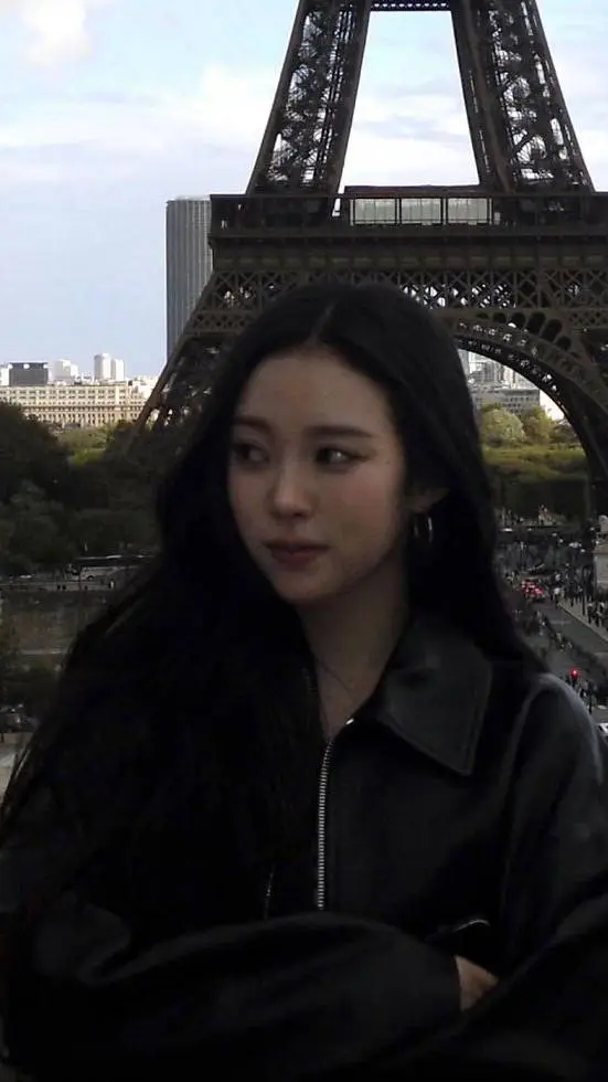 ai character: Narin (Meovv) background