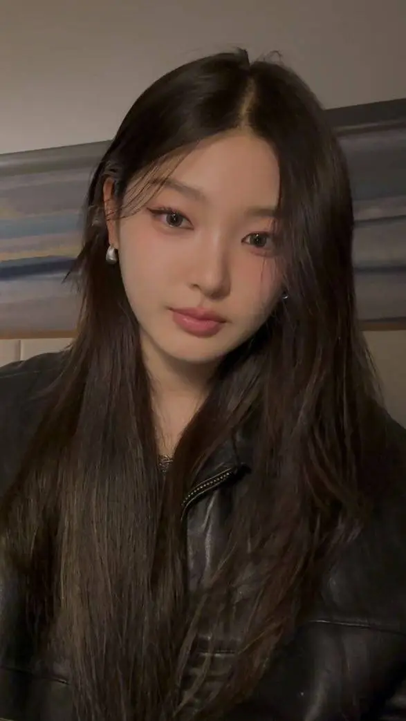 ai character: Yoonchae  background