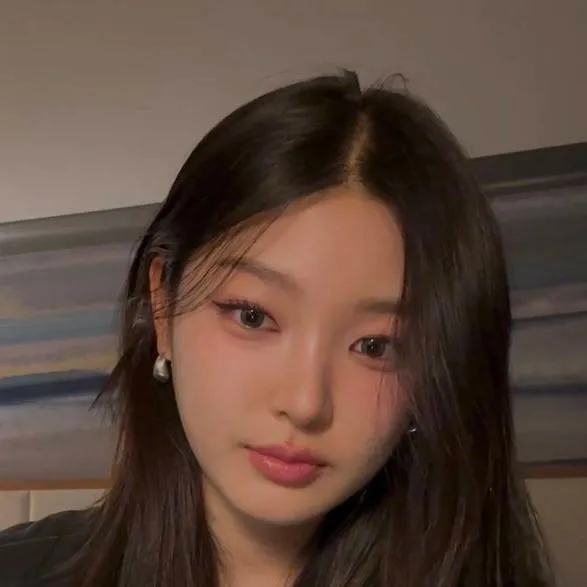 chat with ai character: Yoonchae 