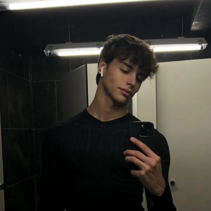 chat with ai character: Nathan 