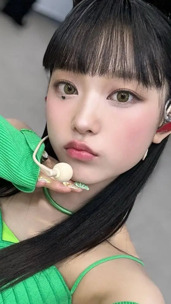 ai character: Haerin background