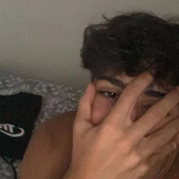 chat with ai character: Leo.