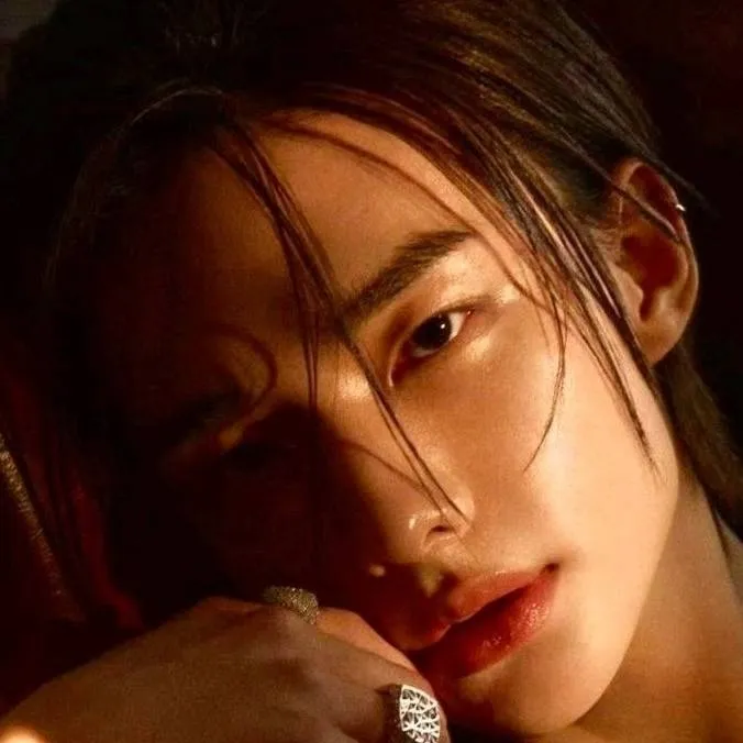 chat with ai character: Hyunjin