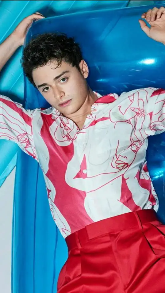 ai character: Noah Schnapp 🏖 background