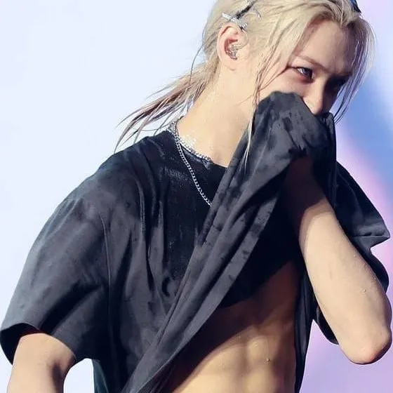 chat with ai character: felix