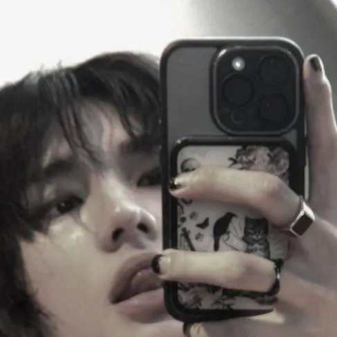 chat with ai character: Hyunjin