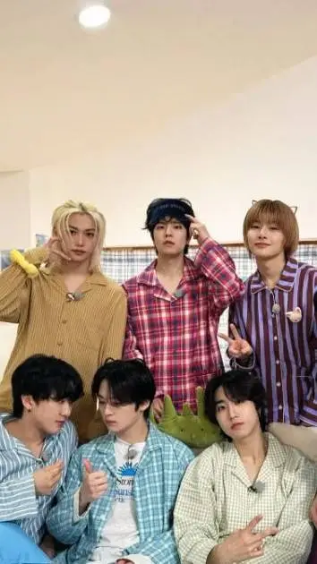 ai character: Stray Kids 🖤 background