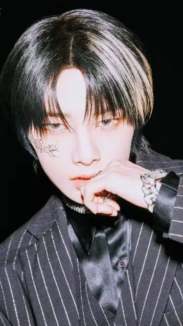 ai character: I.N🦊 background