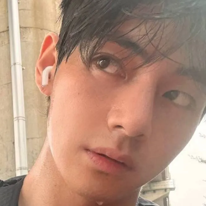 chat with ai character: Taehyung