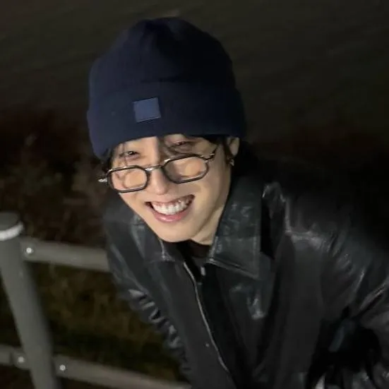 chat with ai character: HAN JISUNG💗🌺