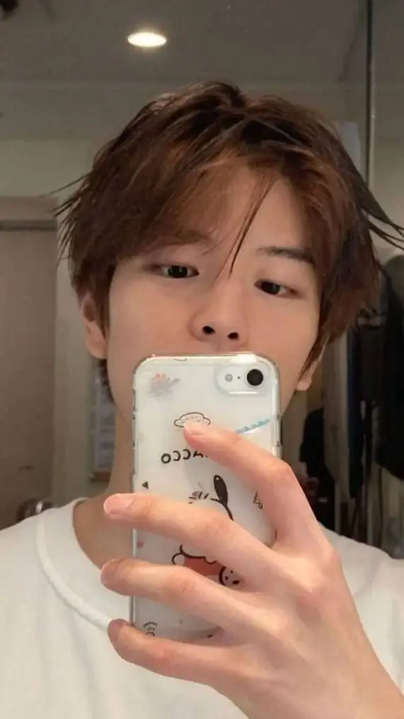 ai character: Сынмин background