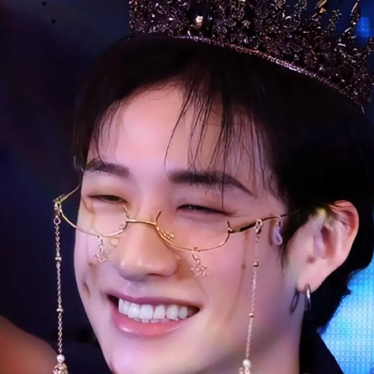 chat with ai character: BANG CHAN 👄